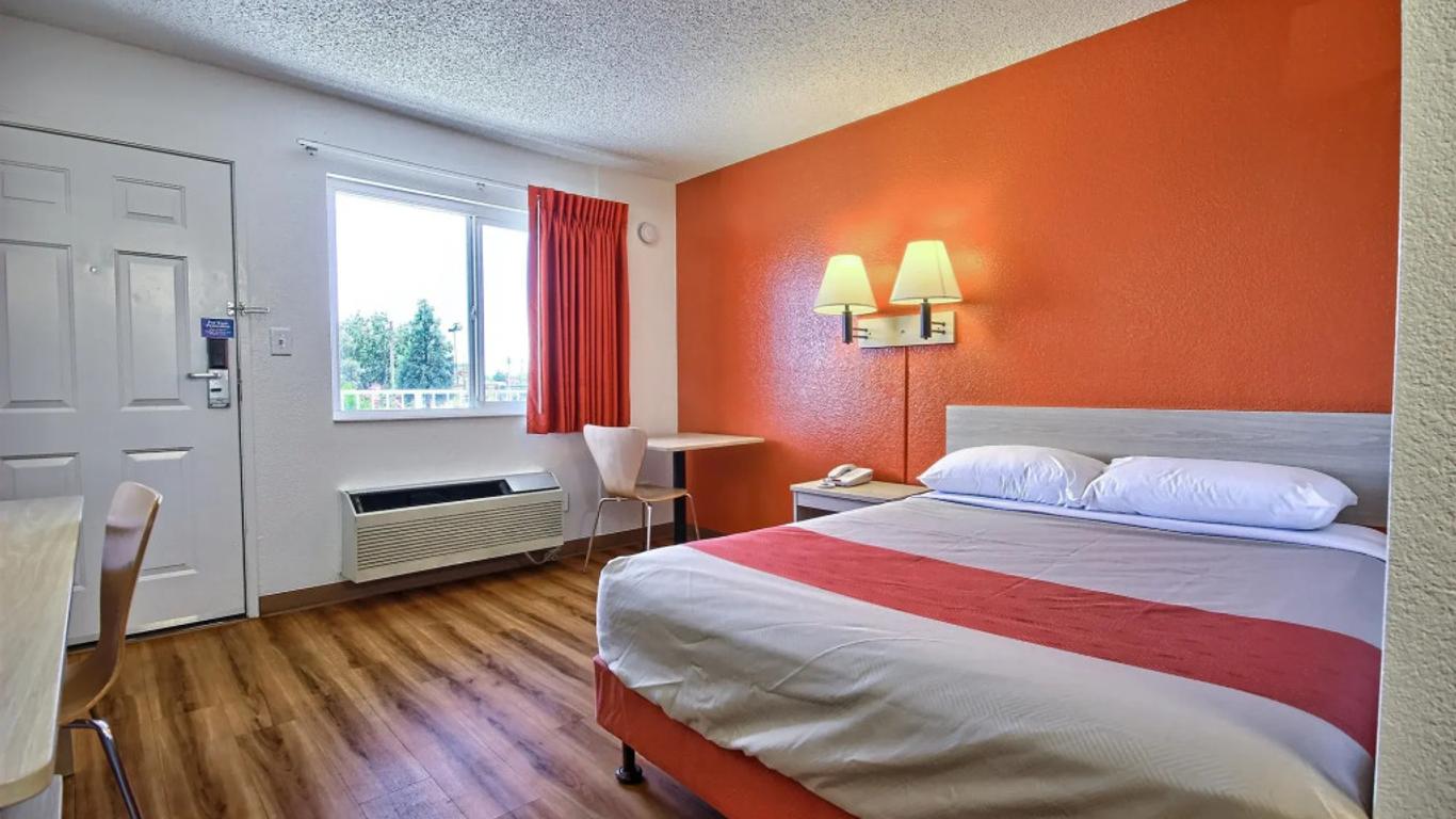 Motel 6 Fresno Blackstone South