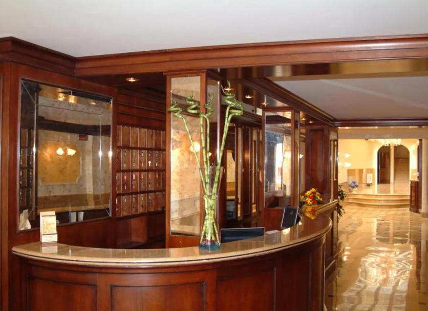 Front desk Photo