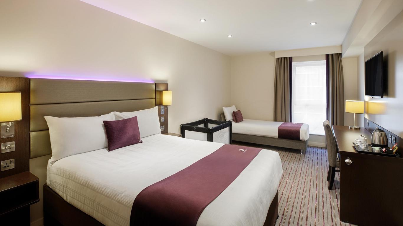 Premier Inn Oldham (Broadway)