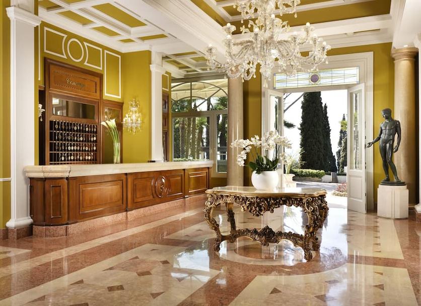 Front desk Photo