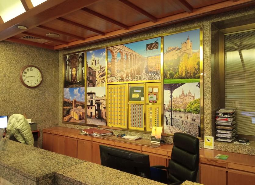 Front desk Photo