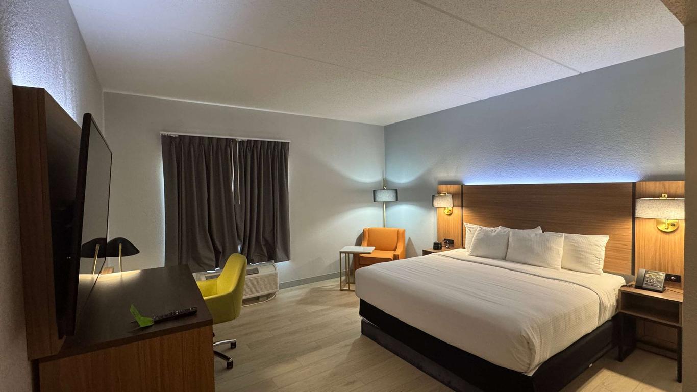 La Quinta Inn & Suites by Wyndham Raleigh Cary