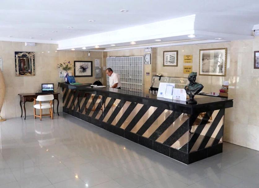 Front desk Photo