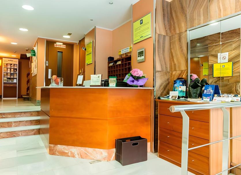 Front desk Photo