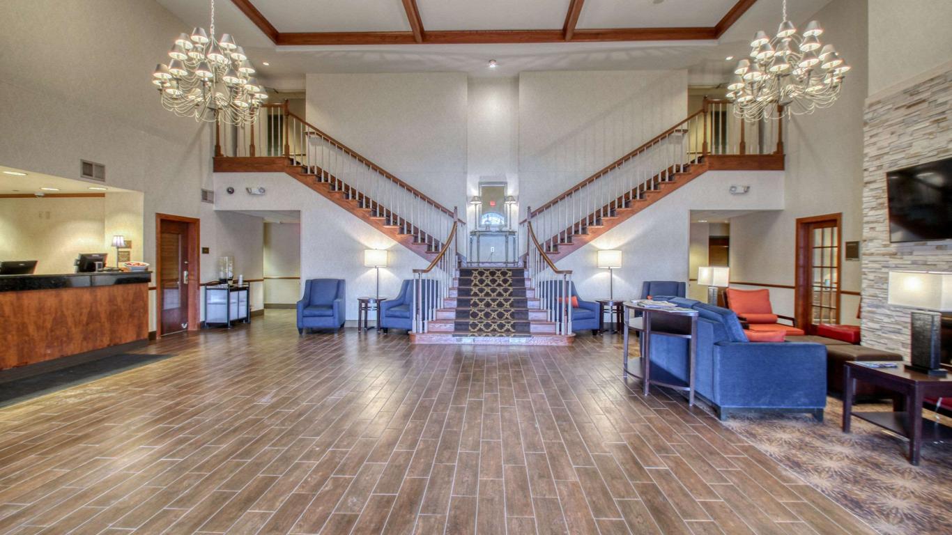 Comfort Suites Milwaukee Airport from R1 029. Oak Creek Hotel Deals