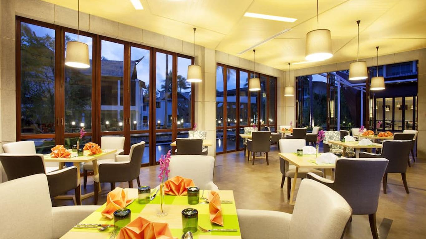 Graceland Khaolak Beachfront Resort