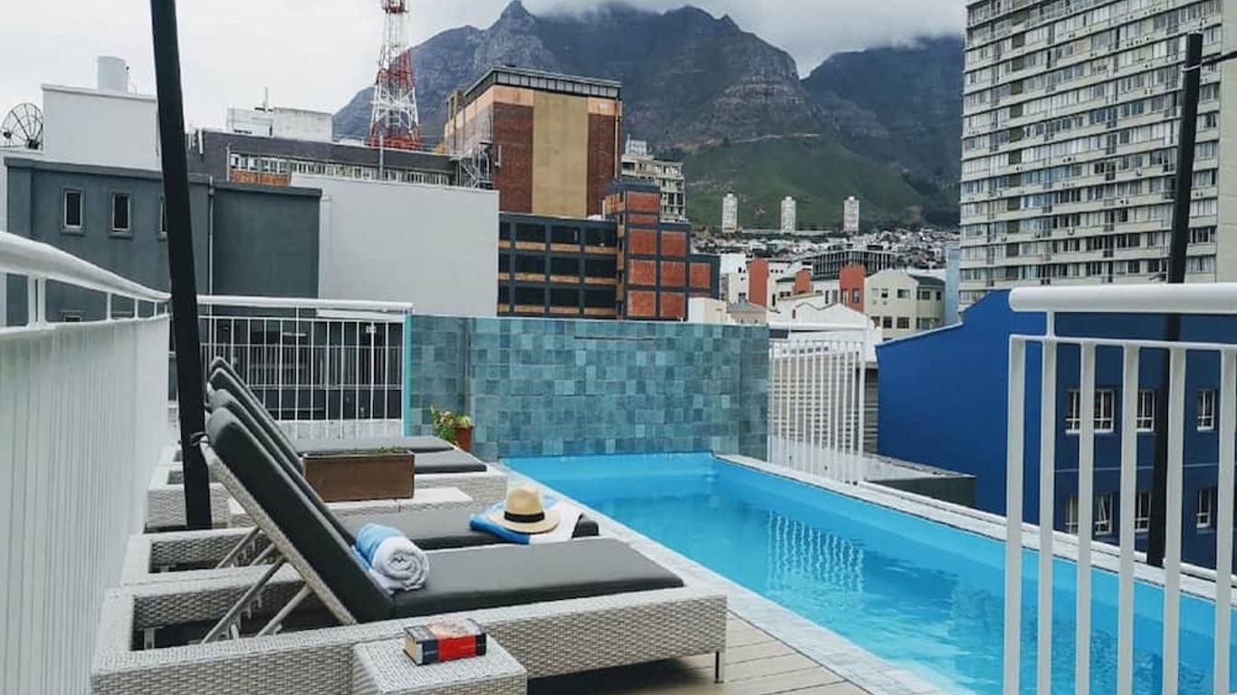 Urban Oasis Aparthotel