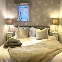 The Lodge Chester - luxury apartment for two, with free parking!