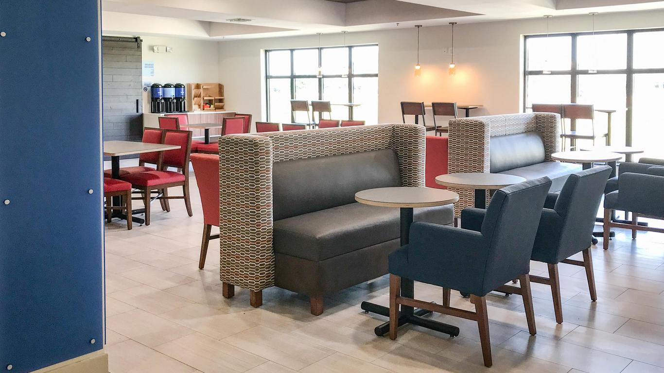 Holiday Inn Express & Suites Lubbock West, An IHG Hotel