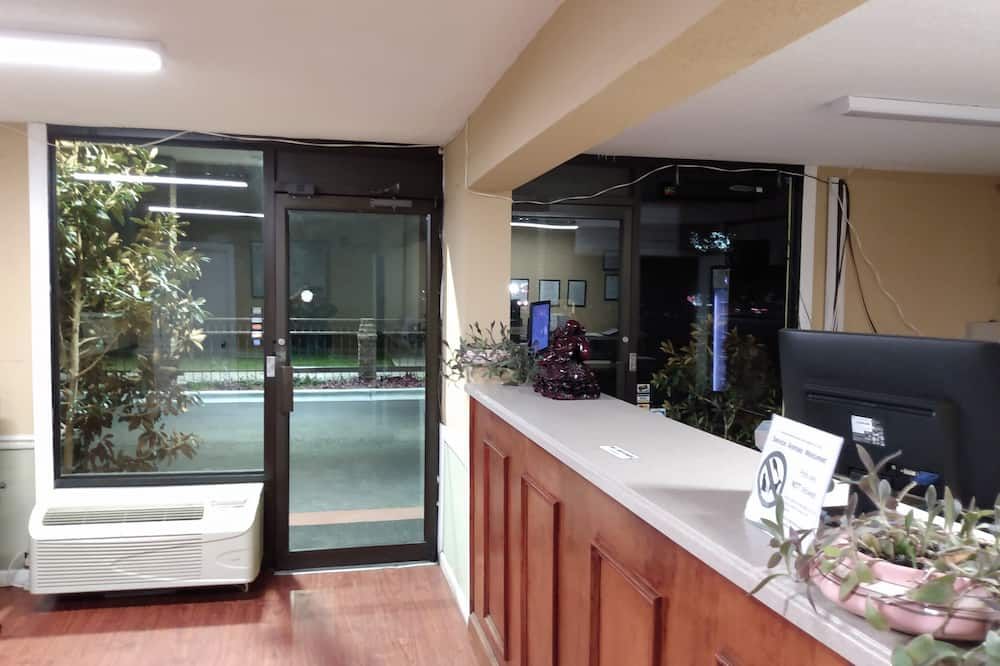 Front desk Photo
