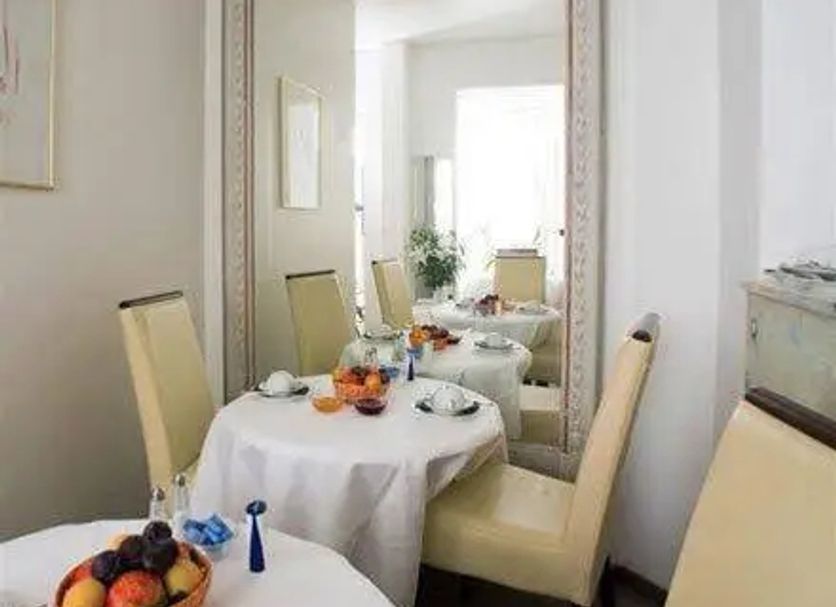 Dining room Photo