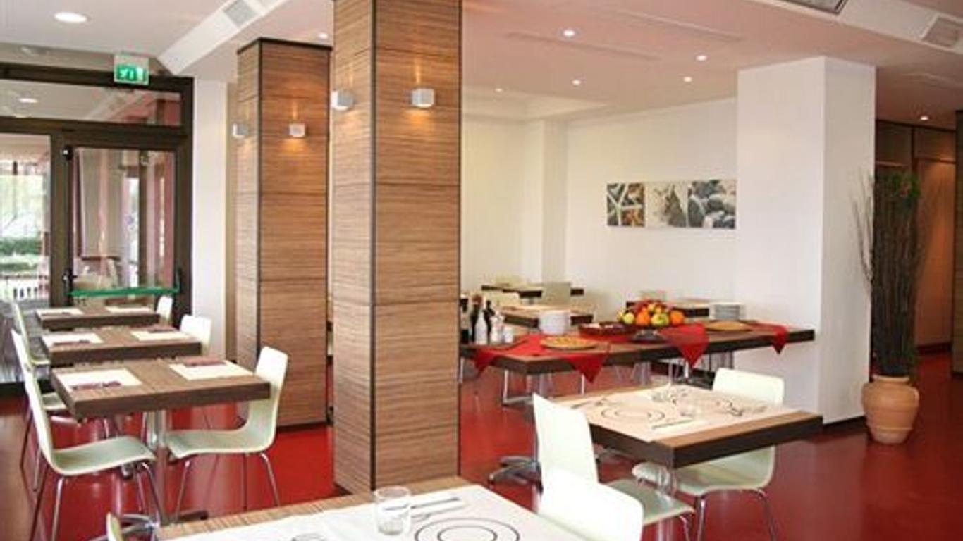Hotel B