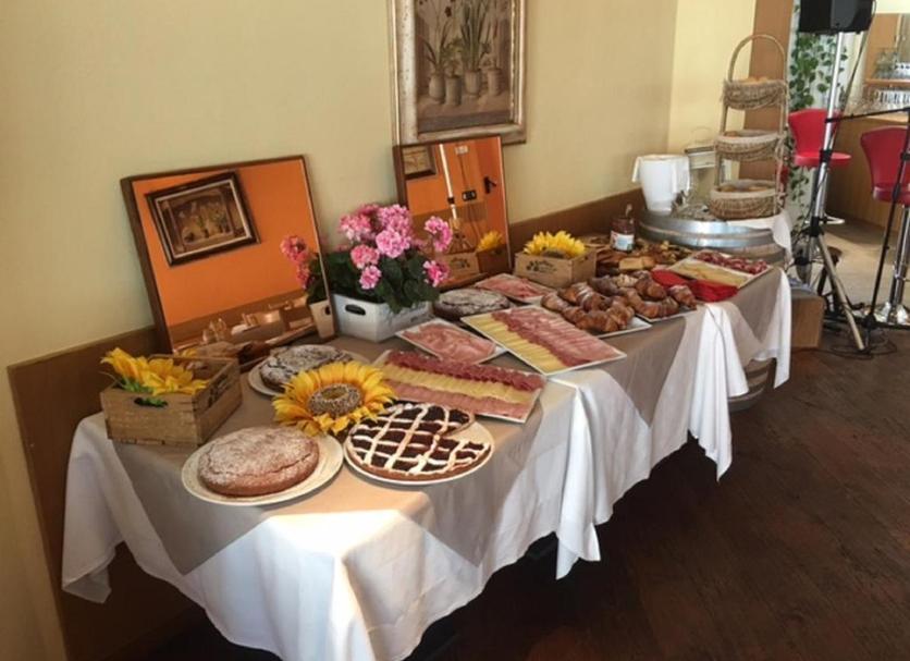 Buffet Photo