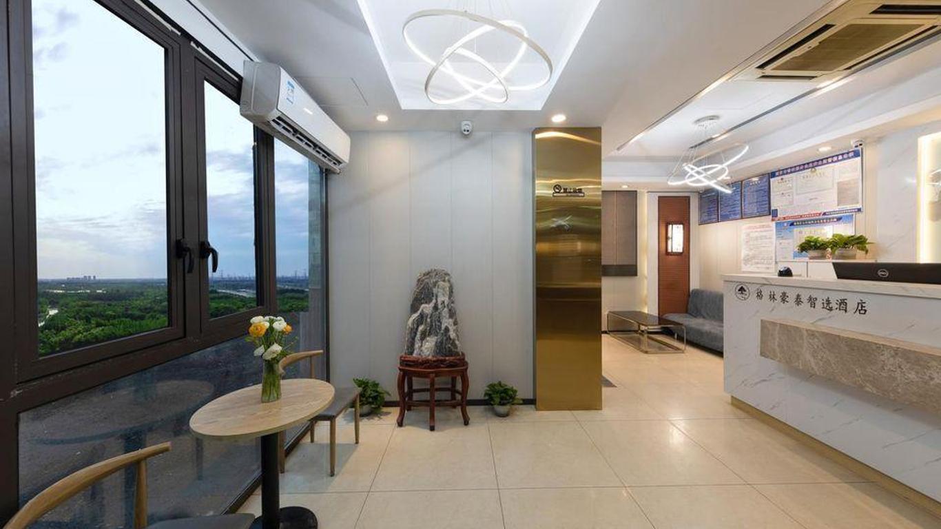 Nanjing Century Inns (chaotian gong dian)