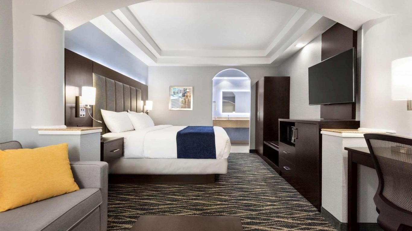Days Inn & Suites by Wyndham Houston Hobby Airport