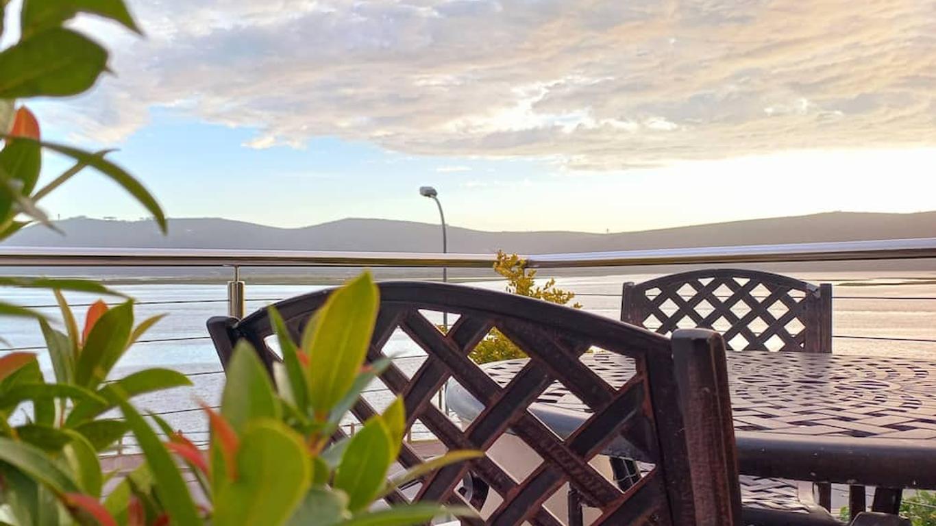 Phoenix Lodge and Waterside Accommodation