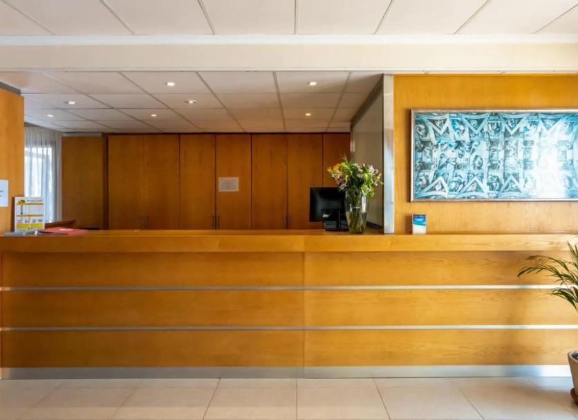 Front desk Photo