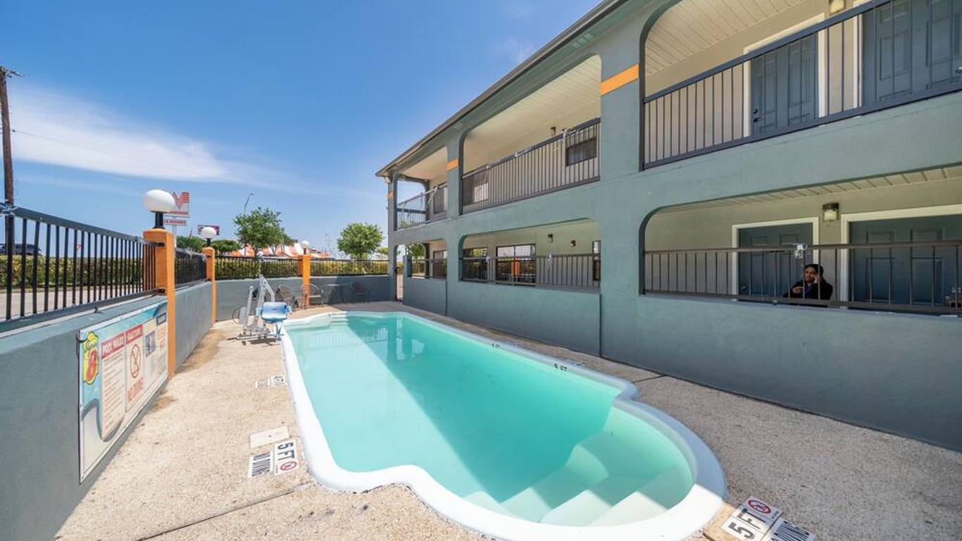 Super 8 by Wyndham San Antonio/Riverwalk Area