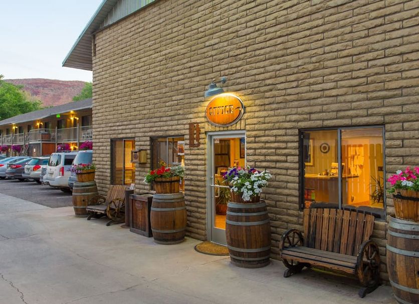 Hotel entrance Photo