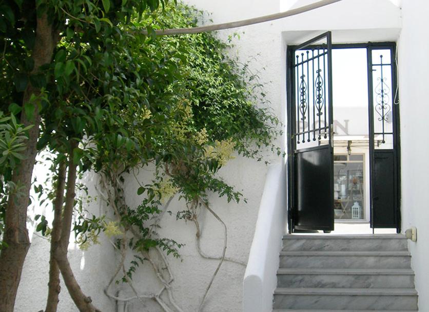 Hotel entrance Photo