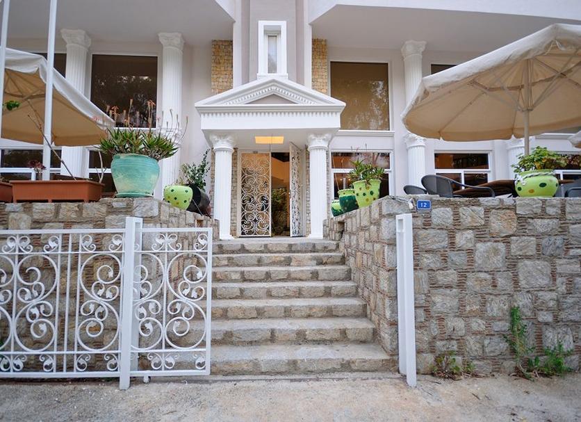 Hotel entrance Photo