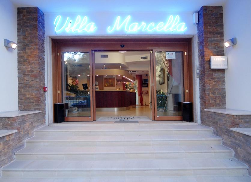 Hotel entrance Photo