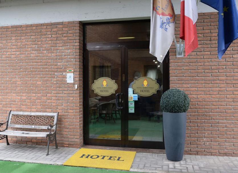 Hotel entrance Photo