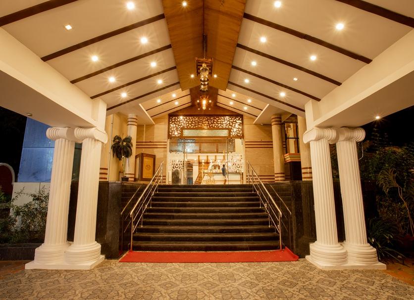 Hotel entrance Photo